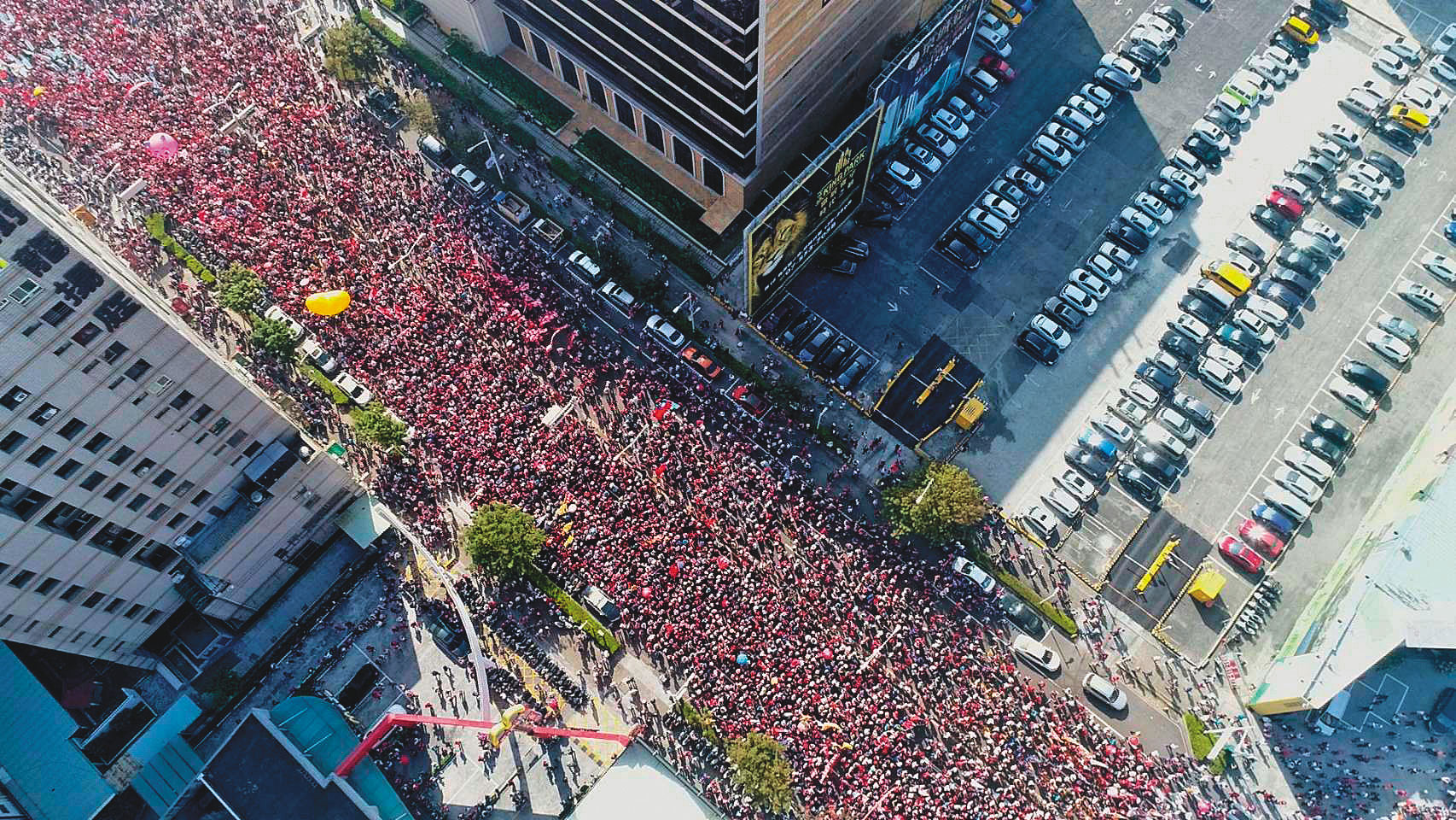 國民黨總統候選人韓國瑜陣營21日在高雄舉辦挺韓遊行，主辦單位宣稱有35萬人參與。（韓國瑜競總提供）