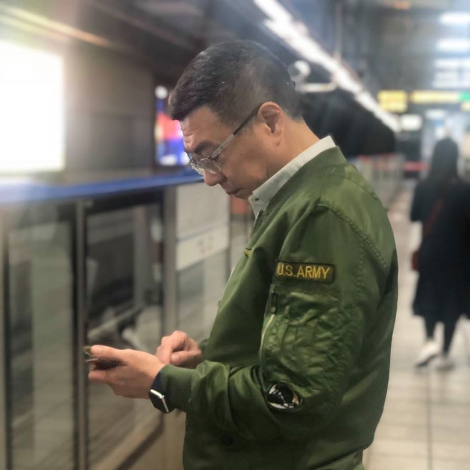 卓榮泰談起「戰袍」飛行夾克的來源，是去年當時幕僚開設粉專時的建議之一。（翻攝自卓榮泰臉書）