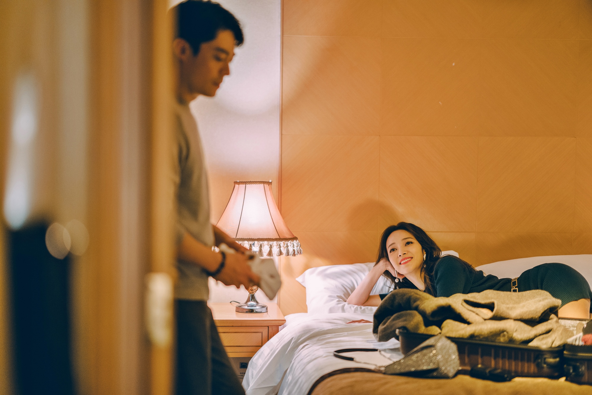 侯佩岑在《大約在冬季》演出亮麗大明星，儘管已42歲、生過2個孩子，她的身材曲線依然十分引人遐想。（双喜提供）