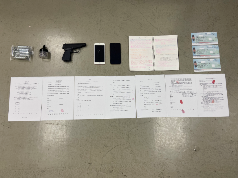 警方查扣瓦斯槍、和解書與醫師開具的支票。（翻攝畫面）