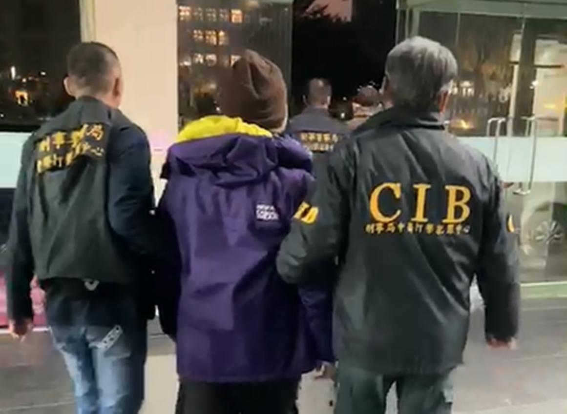 嫌犯都不認罪，互推責任，圖中的蕭姓嫌犯裁定3萬元交保。（翻攝畫面）
