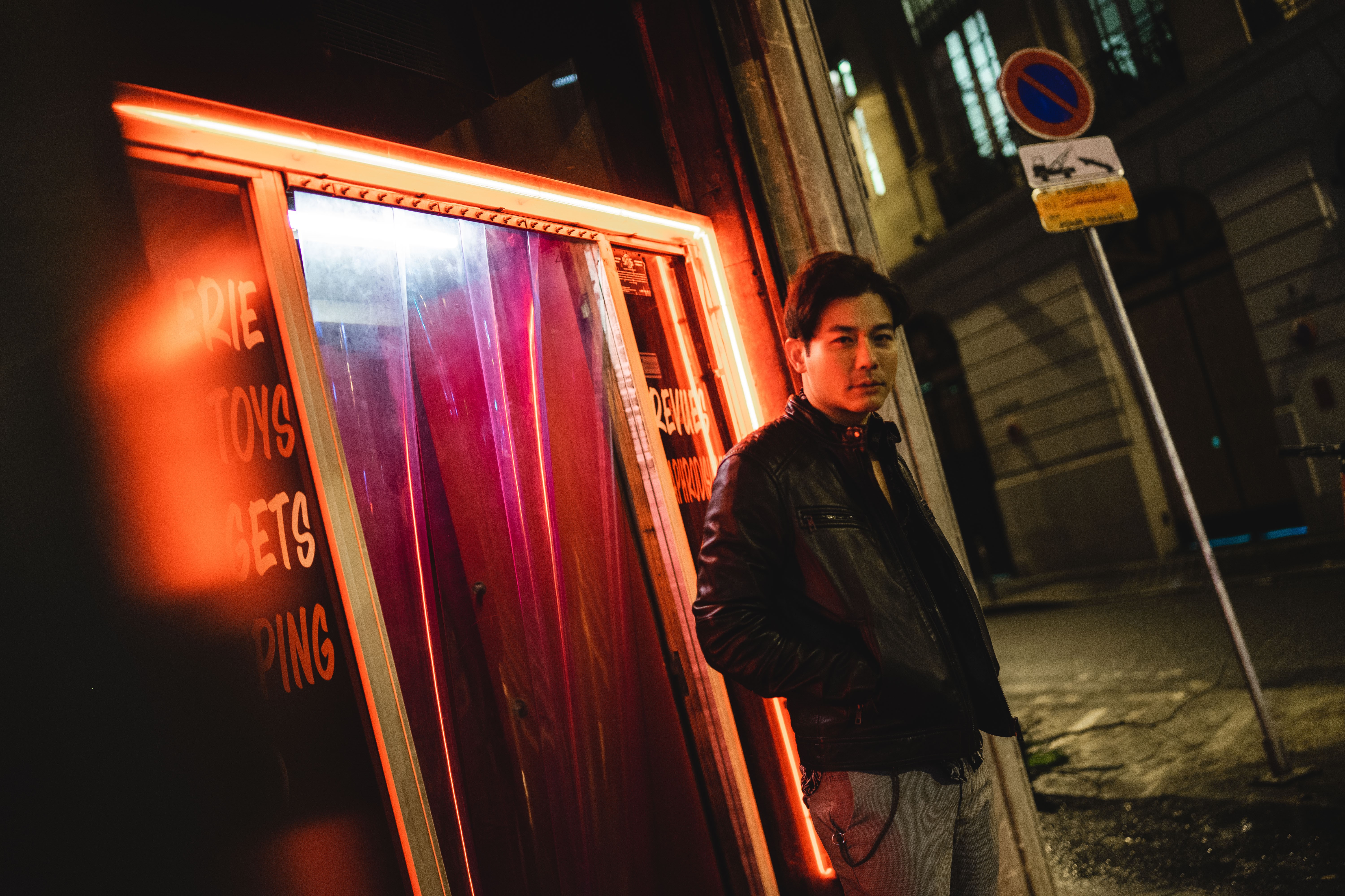 劉傑中將推出一系列紳士輕熟男風格慈善年曆。(艾迪昇提供)