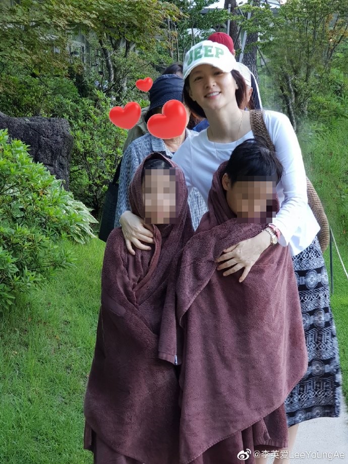 李英愛為了照顧龍鳳胎,近年才恢復接拍作品。(翻攝李英愛微博)