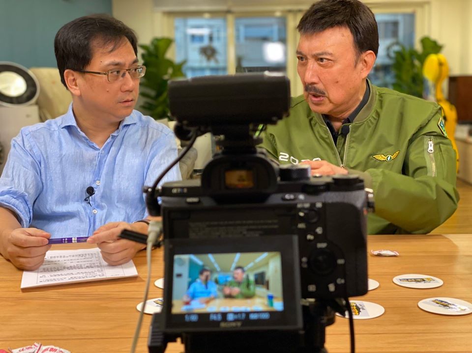 余天（右）近來蠟燭多頭燒，讓人擔心他的身體狀況。（翻攝自余天臉書）