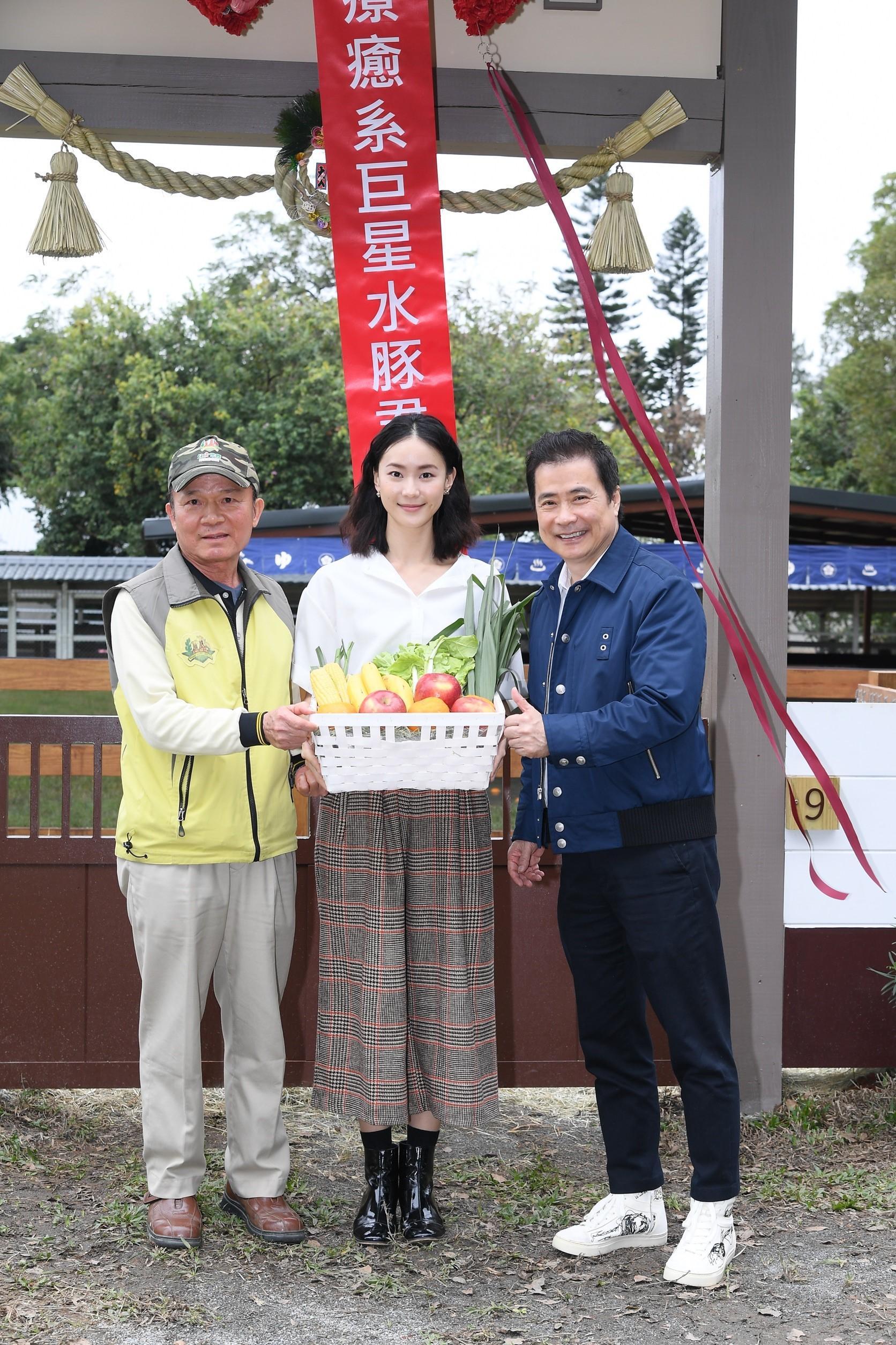 藝人鍾瑶（中）受 「三立影城」董事長張榮華邀請，出席「水豚君入村記者會」。（三立提供）