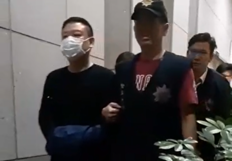 警方逮捕涉嫌主持跨國運毒的竹聯幫邱姓大哥。(翻攝畫面)