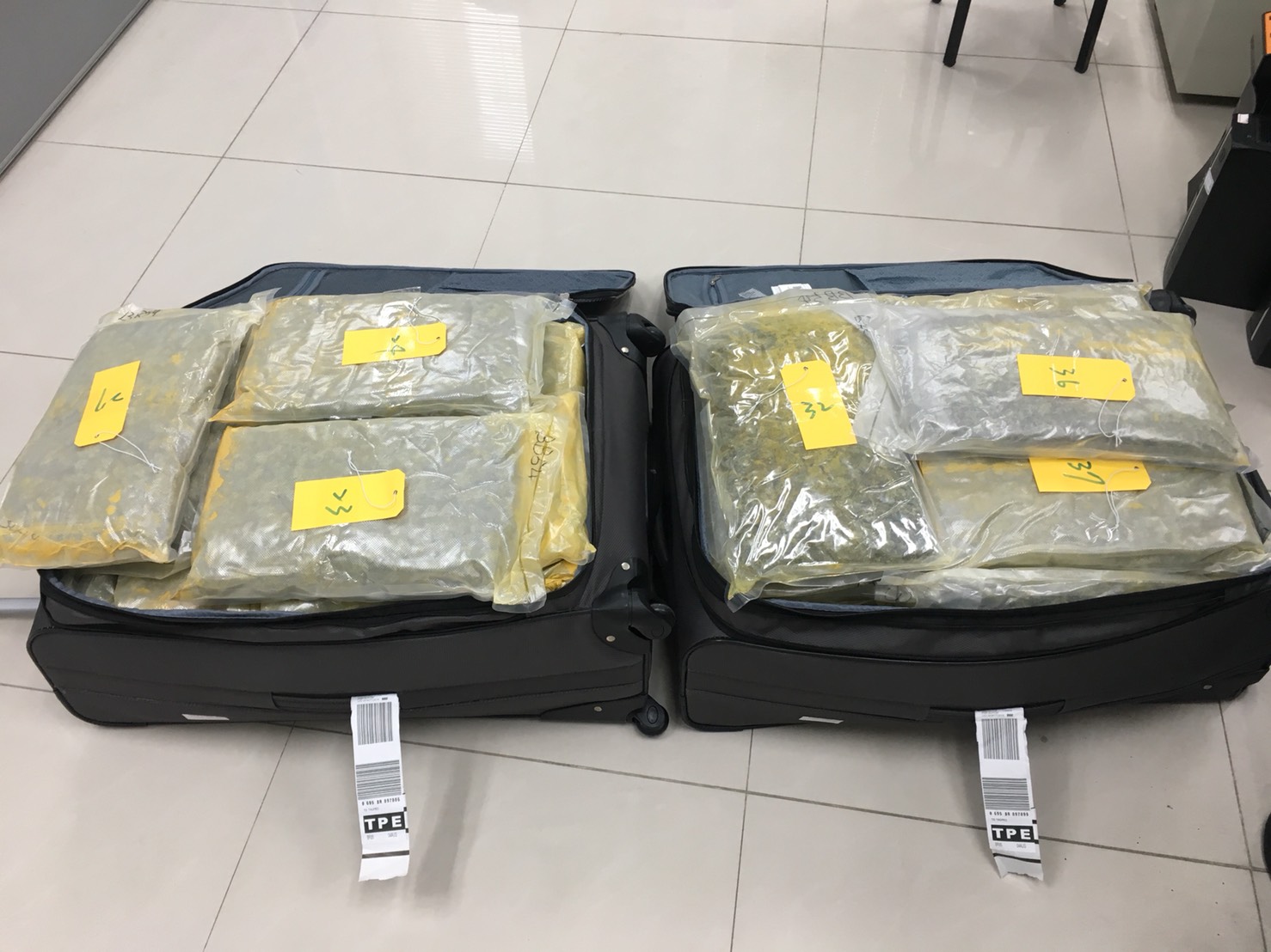 邱嫌僱用的車手曾用行李箱夾帶大麻被警方逮捕。(翻攝畫面)