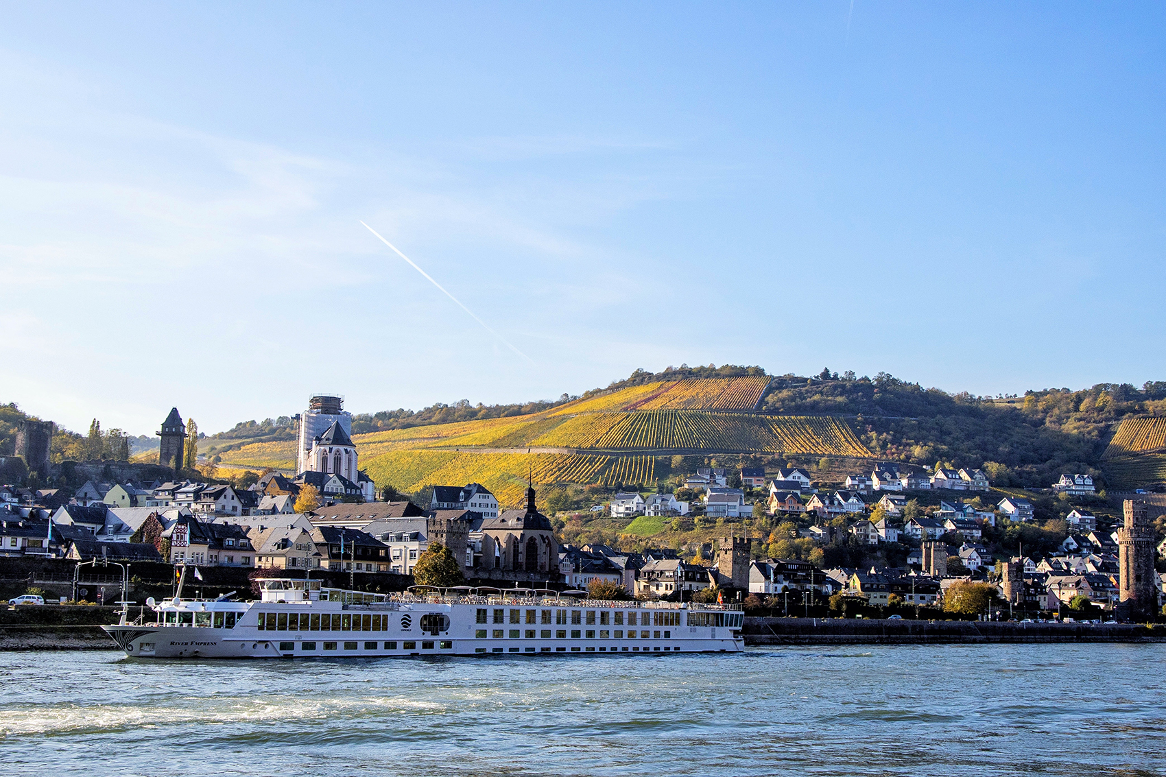 秋冬之交搭乘河輪，可近距離欣賞到萊茵河畔已經變成黃澄澄的葡萄酒莊。