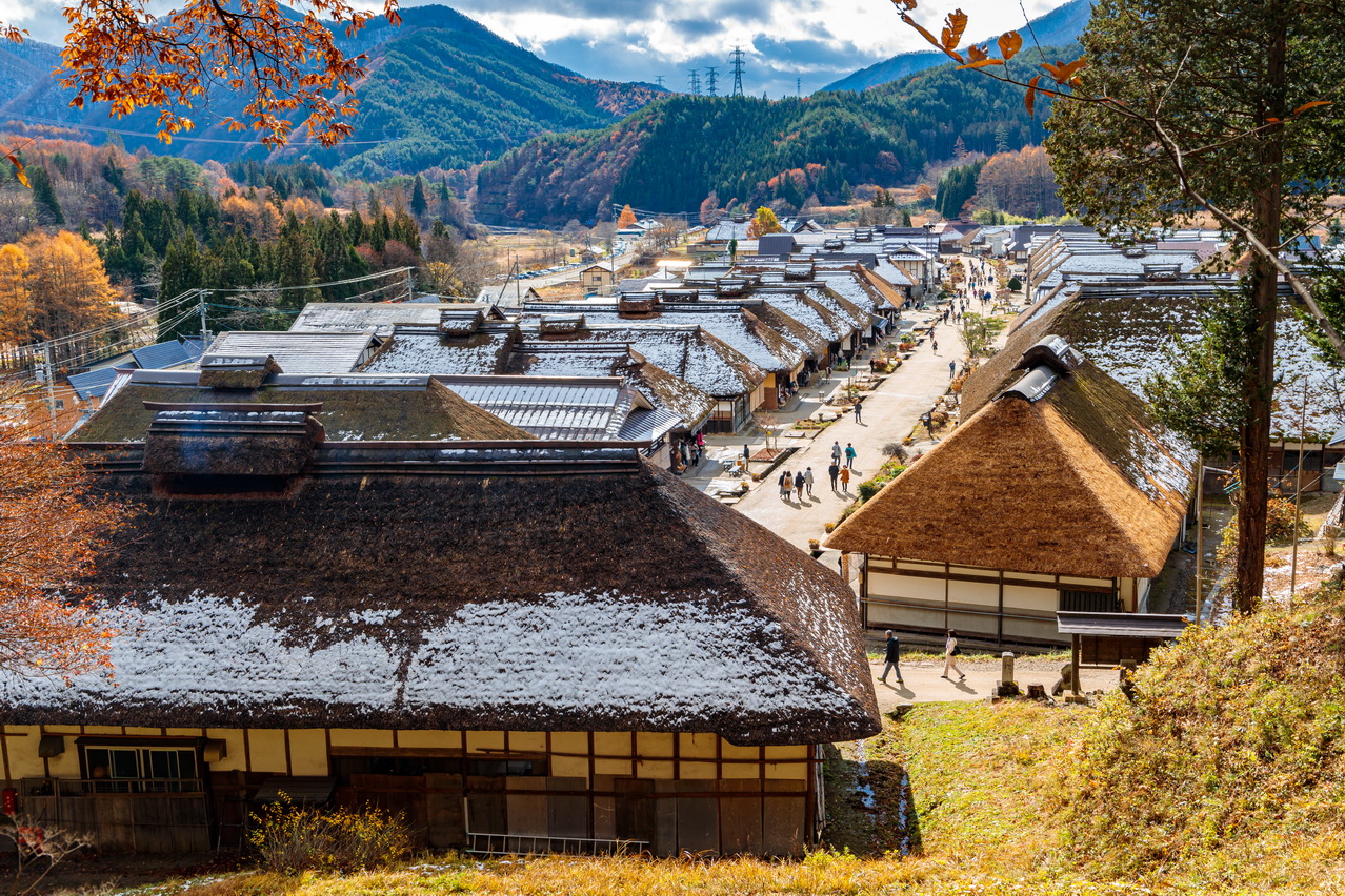 秋冬之交的「大內宿」， 有著紅葉及點點白雪。