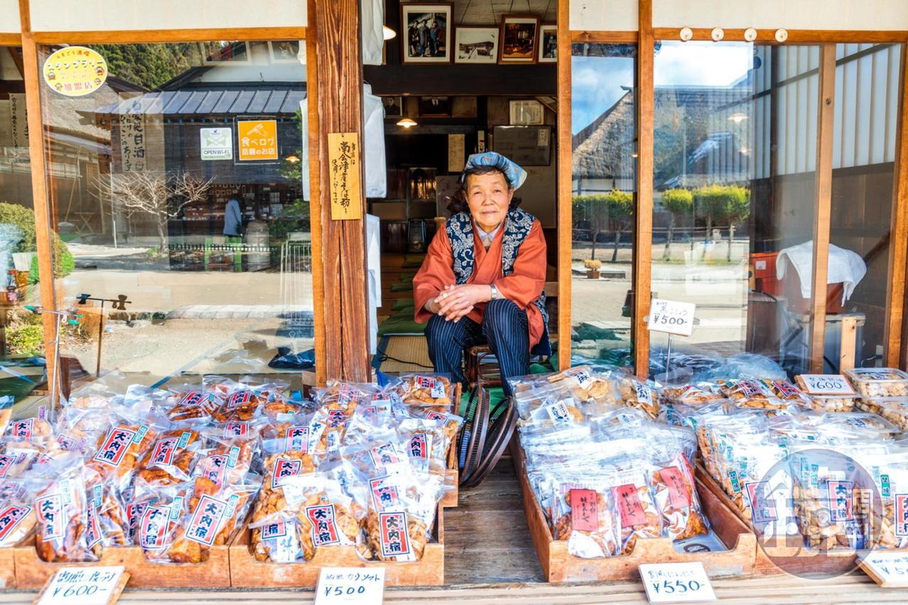 屋前常見各式當地名產。