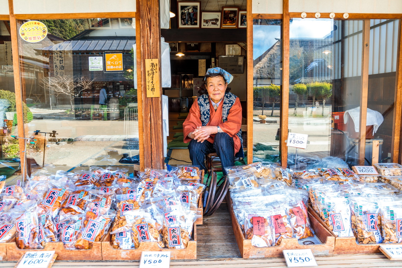 屋前常見各式當地名產。