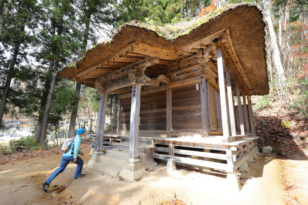 可展望大內宿的小山坡上，有個同樣為茅草屋頂的無名小神社。