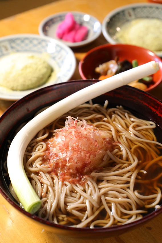 「 大蔥蕎麥麵」以柴魚 為湯底，配上甜辛相間的大蔥，味道很有意思。（1,100日圓／ 份，約NT$308） 
