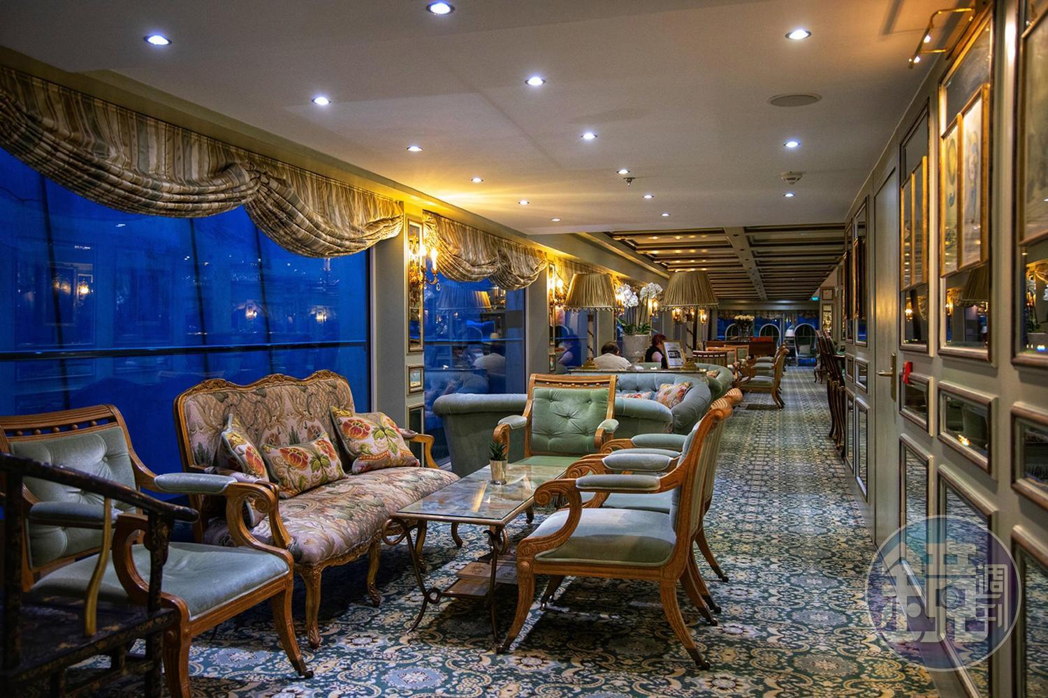 位於船中央的「Salon du Grand Trianon」酒吧，是船上最重要的聚會場所，也是玩桌遊打發時間的好去處。