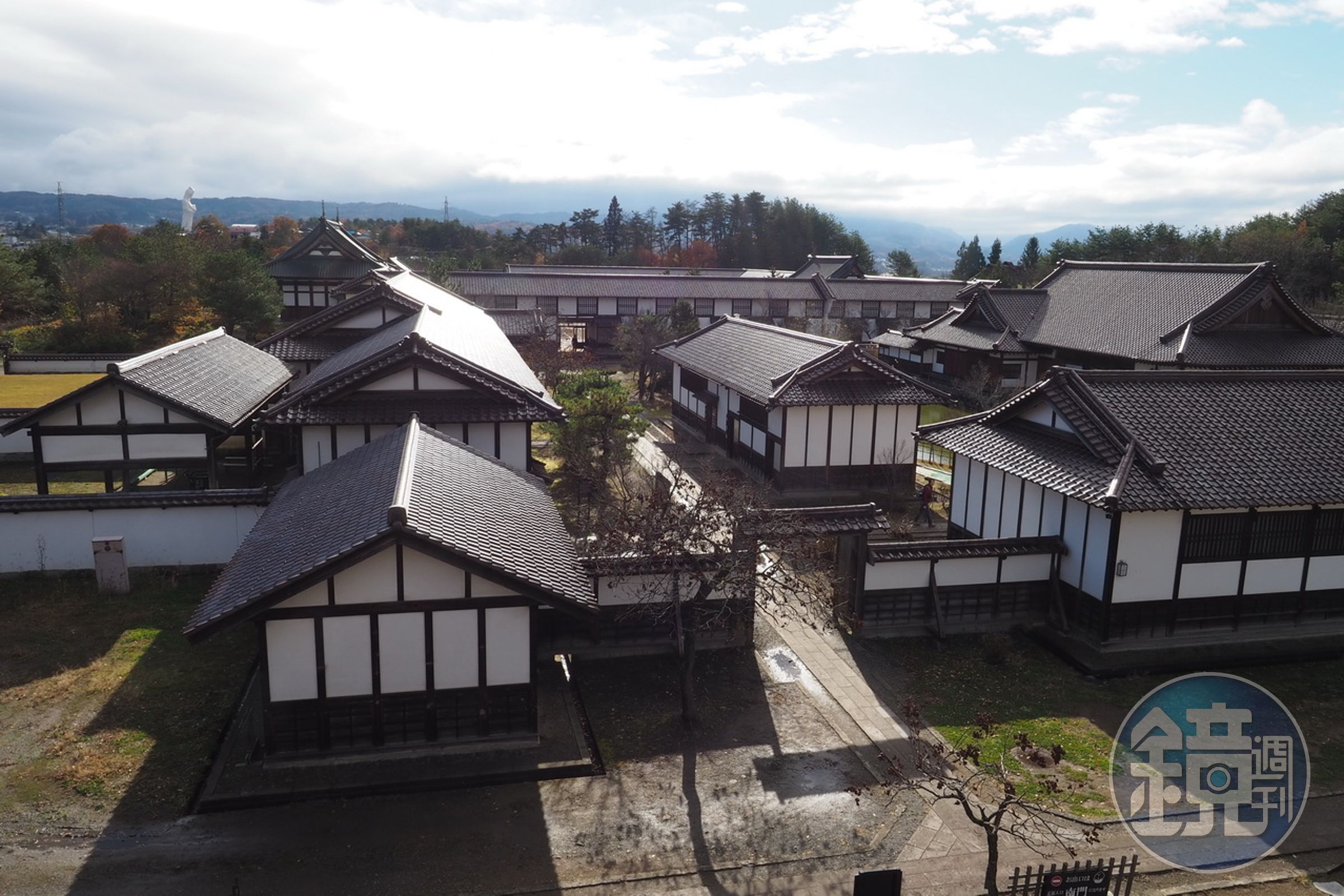 從火災後唯一殘存的天文台上，可見日新館全景。