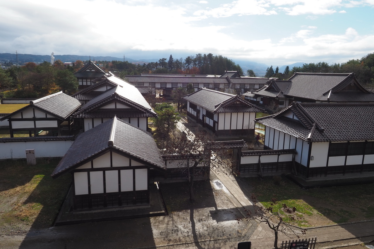 從火災後唯一殘存的天文台上，可見日新館全景。
