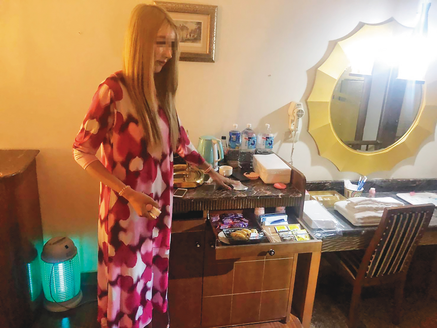 暱稱小K的泰籍變性人因五官深邃、身高近180公分，應召集團特別替她染髮假扮「金絲貓」，提高賣淫價碼。（翻攝畫面）