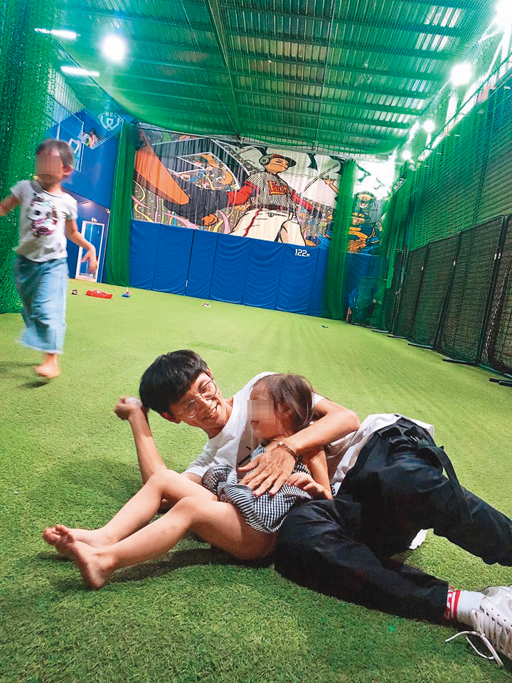 阿翔和老婆Grace常曬出一家恩愛的照片,似乎想告訴眾人他們很好。(翻攝自Out Of Control 媽咪Grace粉絲專頁)