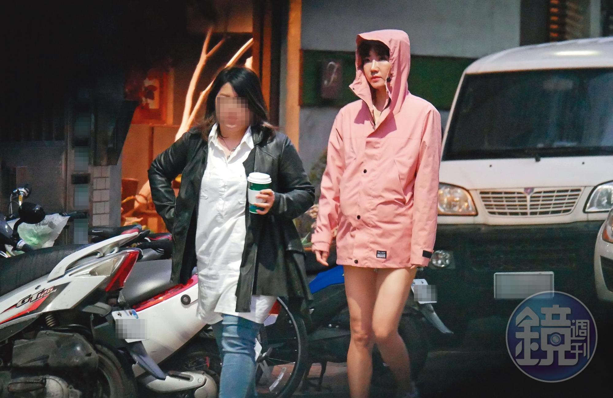 12/18 17:16,到激情花店踩點後,謝忻(右)跟著花店老闆娘開車到新北中和看房。