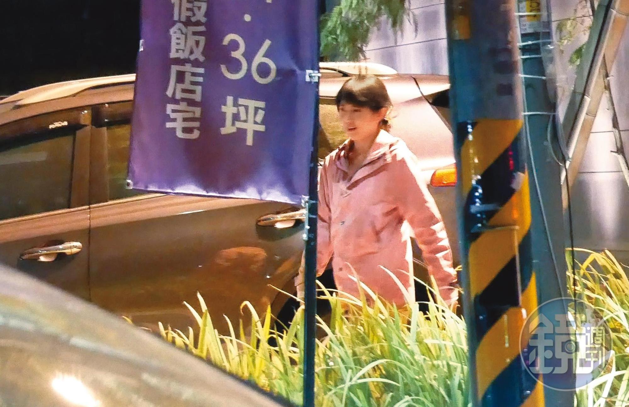 12/18 18:20,感覺對建案很有興趣,謝忻談了近1小時才離開。