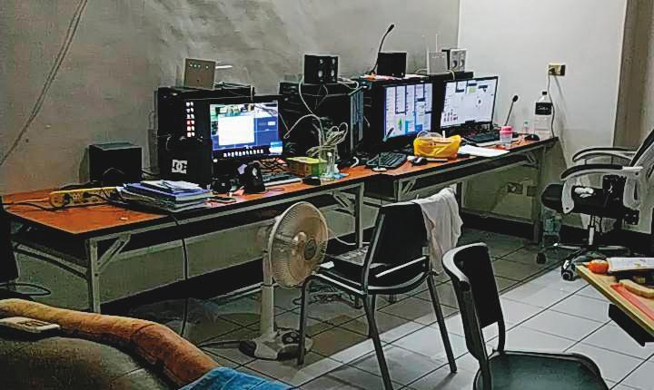 應召集團的機房隱身桃園中壢民宅,包括電腦、手機等犯罪工具都遭檢警查扣。(翻攝畫面)