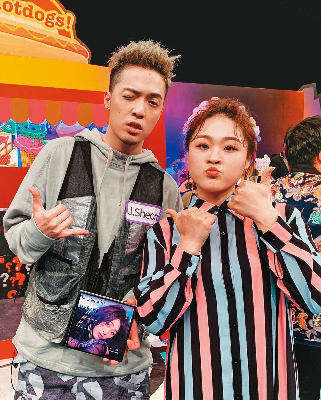 如願成為歌手後,許莉潔(右)上節目通告遇到偶像J.Sheon(左),趕緊奉上新專輯給對方。(翻攝自許莉潔IG)
