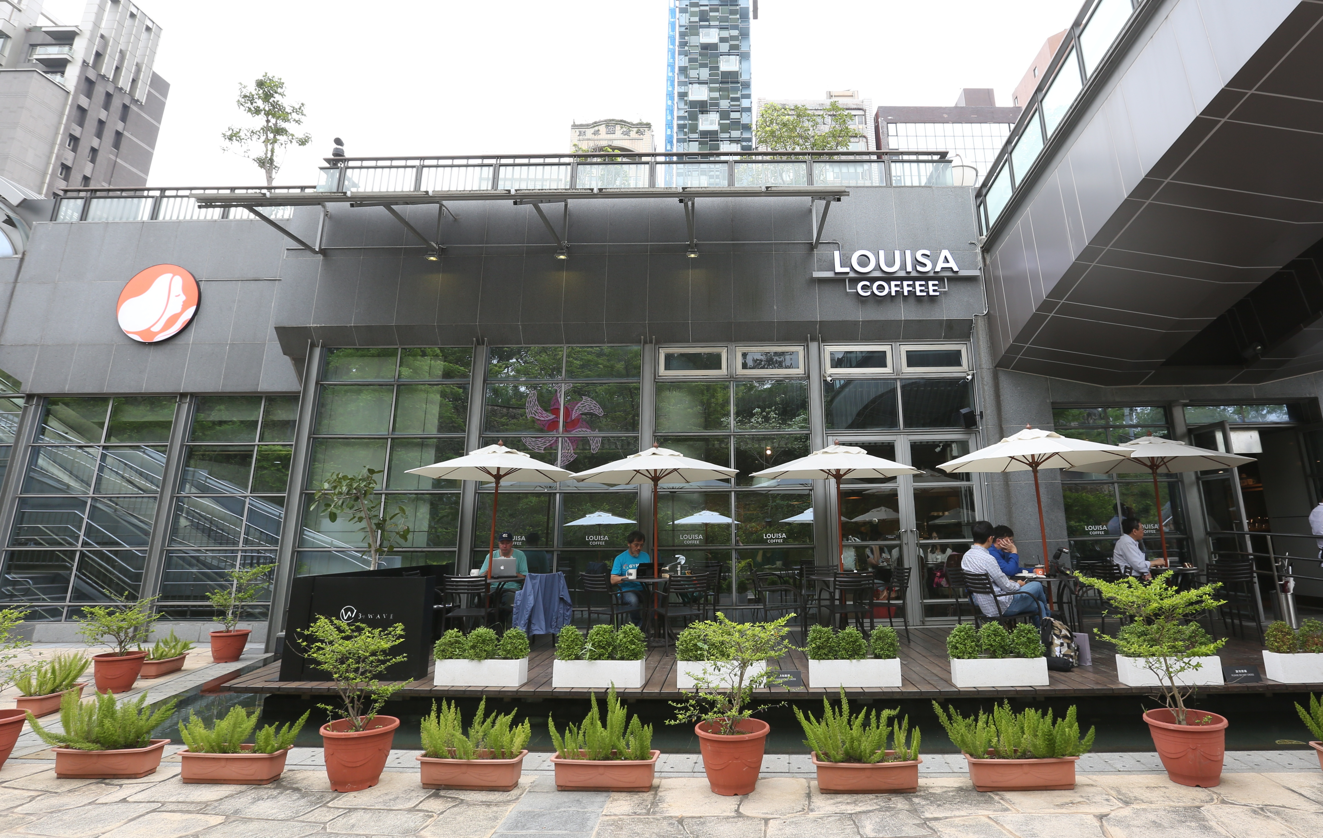 路易莎擠下星巴克成為國內咖啡店龍頭。