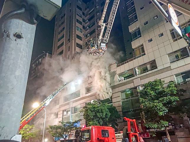 北市松江路一住商混合大樓今日凌晨發生爆炸起火，現場火舌不斷竄出。（翻攝畫面）