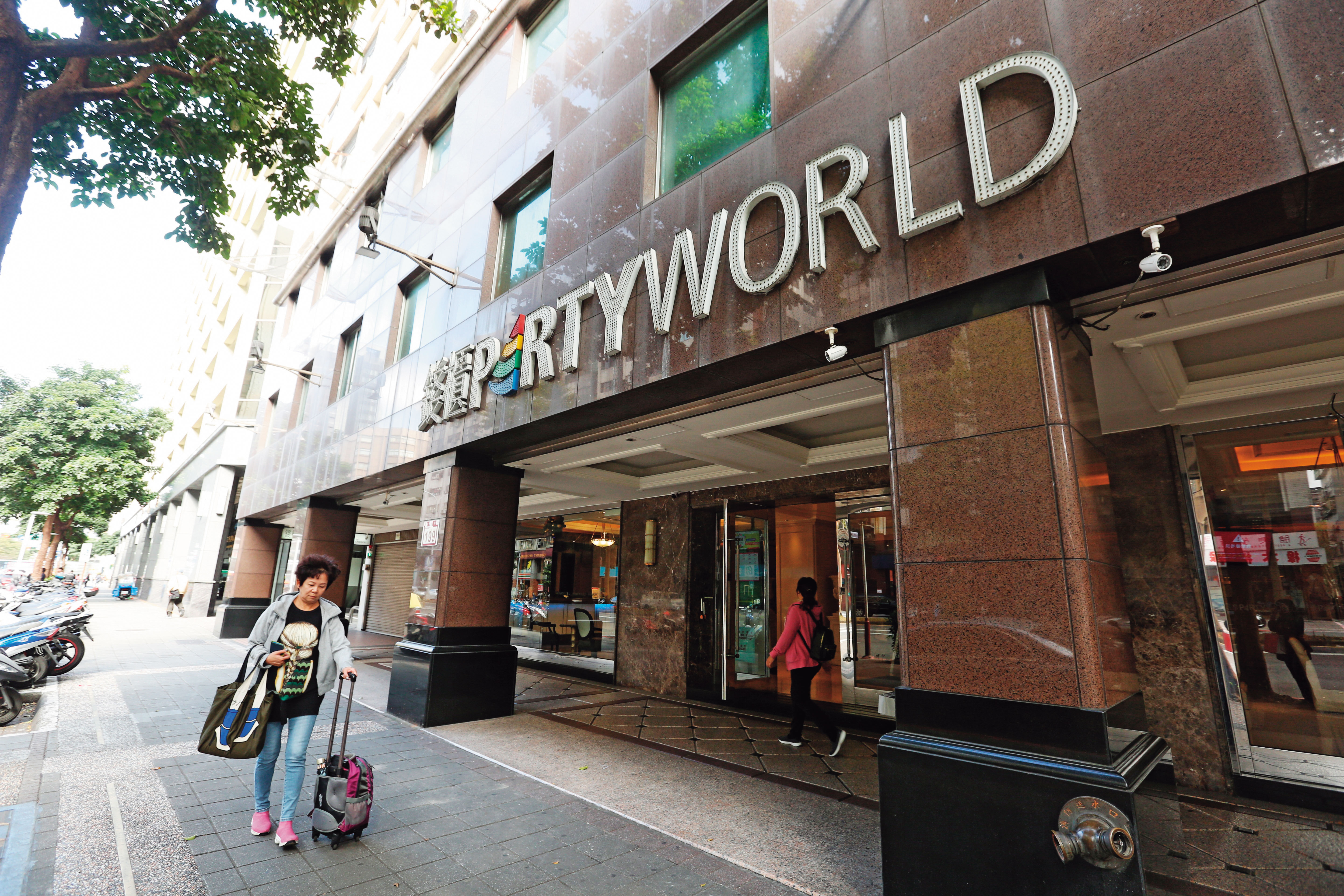 每年配息豐厚的錢櫃,是目前傅君玉第一大持股,投資近4年報酬率高達300%。