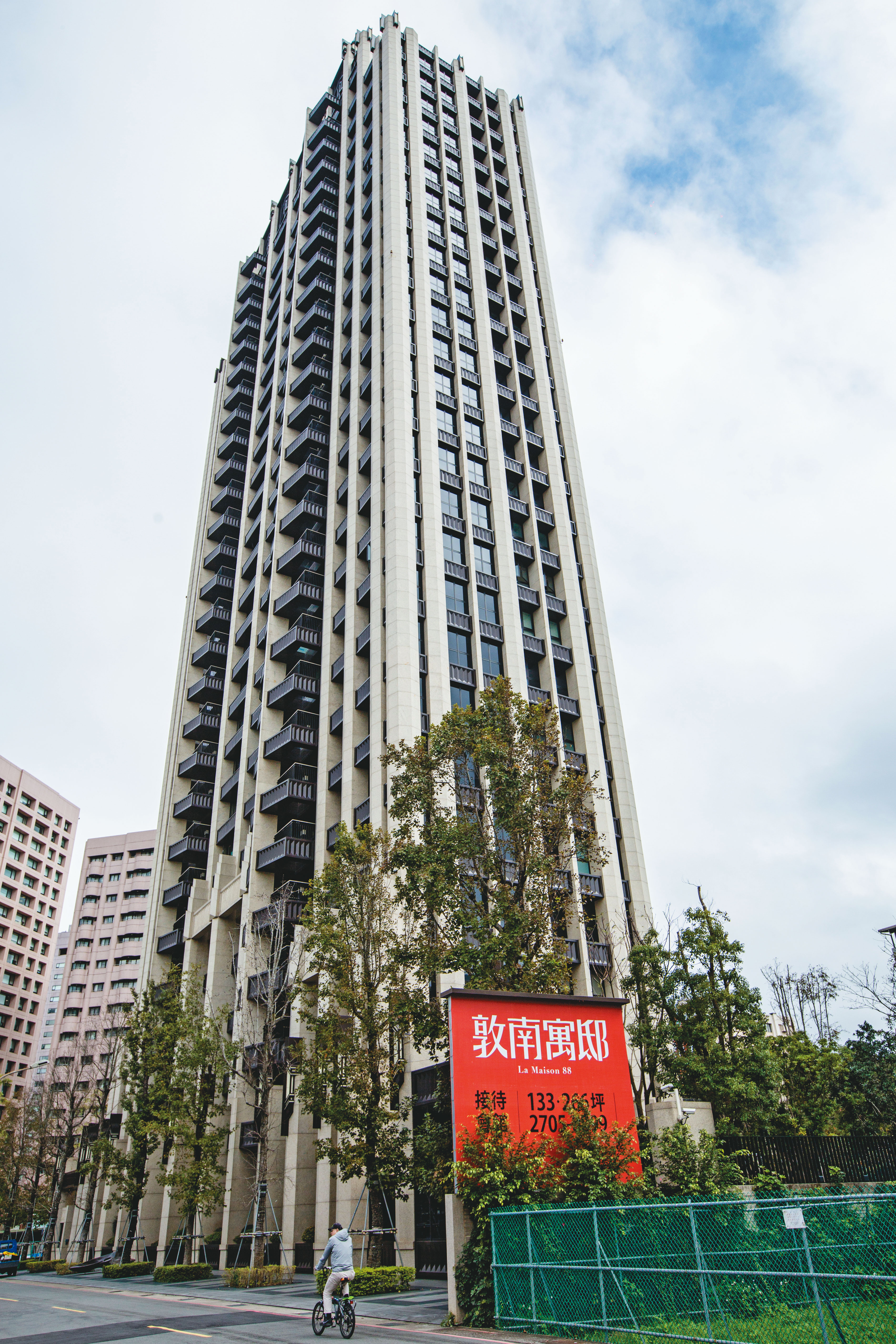 陳女說男友幫兒子買了敦南寓邸豪宅。