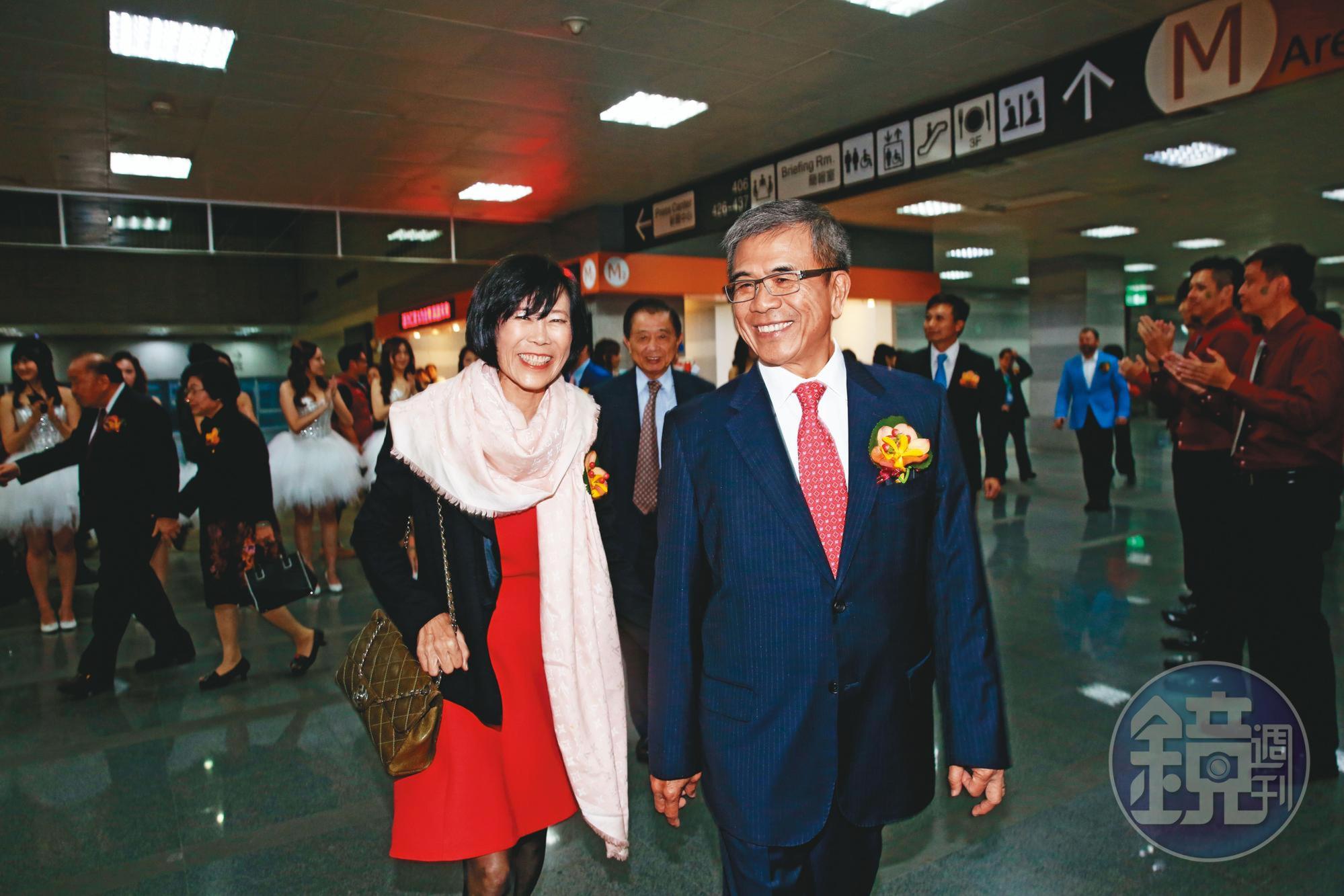 陳瑞聰太太和他出席仁寶集團的尾牙，2人是恩愛夫妻檔。