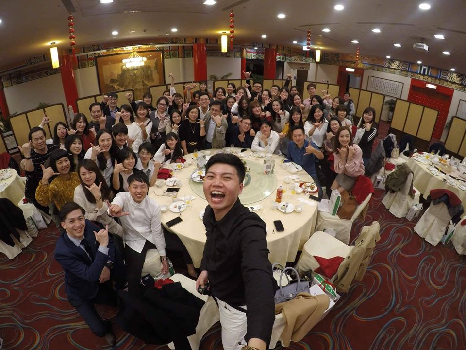 486團購網因為員工福利優渥被稱為幸福企業，486先生宣布明年公司將大幅調薪達到12％，盈餘紅利最少將有1,000萬元分配給同仁。（翻攝自486先生臉書）