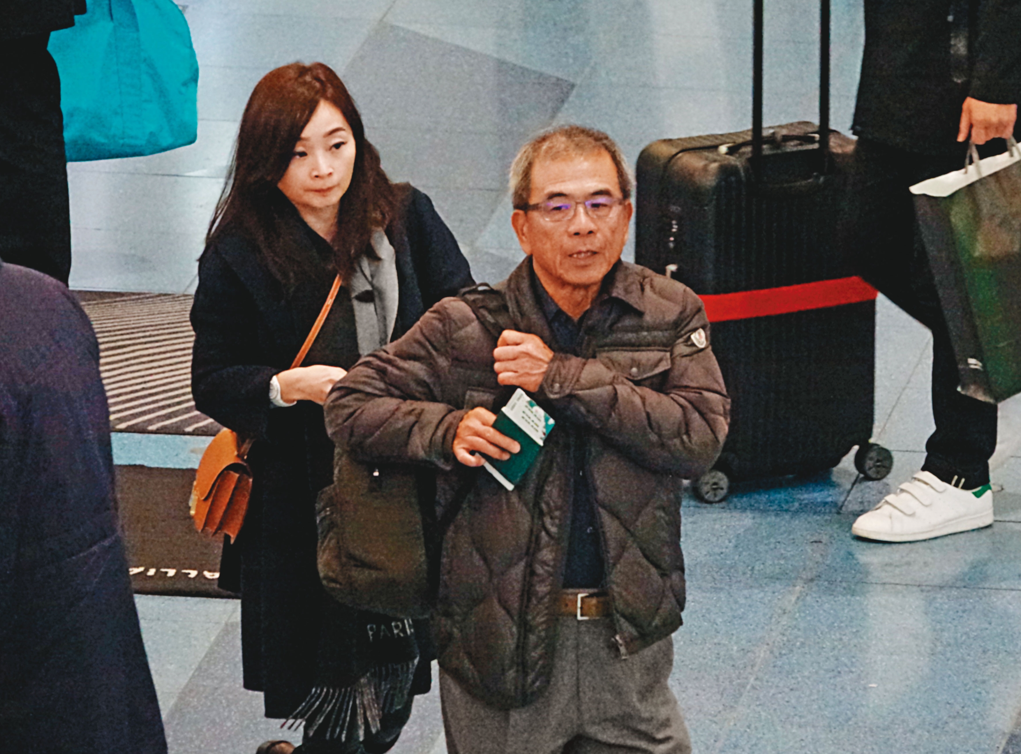 12/19 10：53 美容師跟在陳瑞聰後面，準備從羽田機場搭機返台。