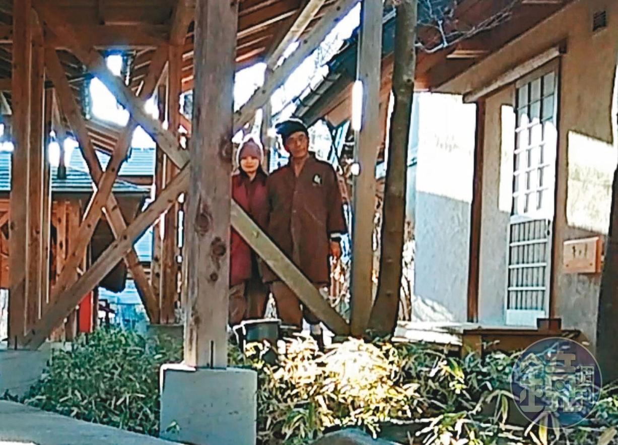 12/16 07：55　第2天早上2人依偎步出房間。