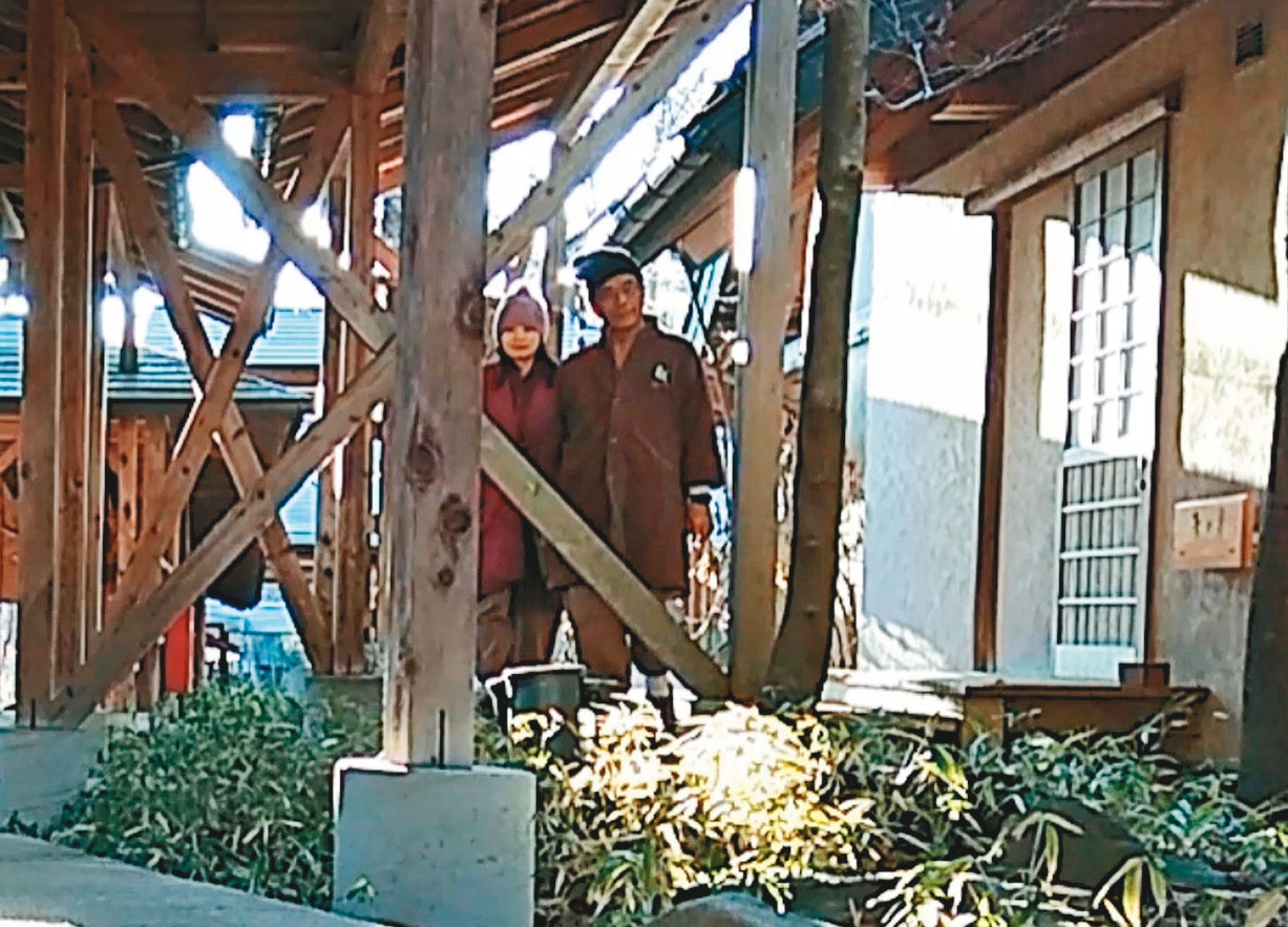 12/16 07：55 第2天早上2人依偎步出房間。