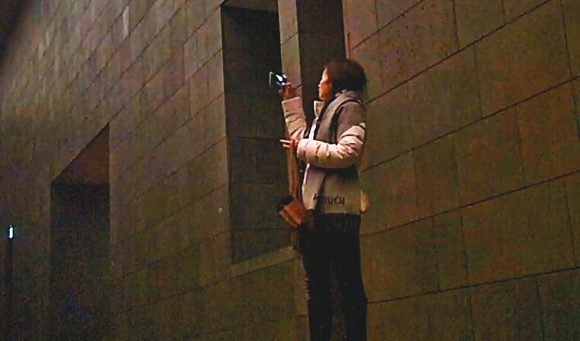 12/18 20：24 陳女在安縵酒店內自拍。