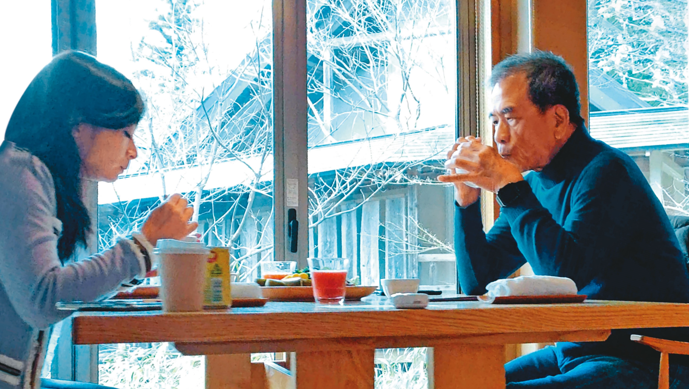 12/17 08:27 第3天在飯店吃早餐,2人似乎各有心事。