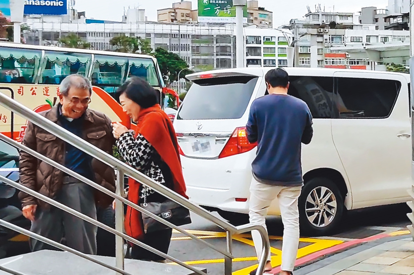 12/19 15:46 陳瑞聰偕美容師一前一後入境,和不知情來接機的太太相視而笑。