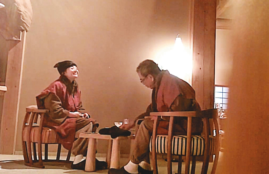 12/16 19：34 第2天晚餐後，2人在大廳休息室吃甜點。