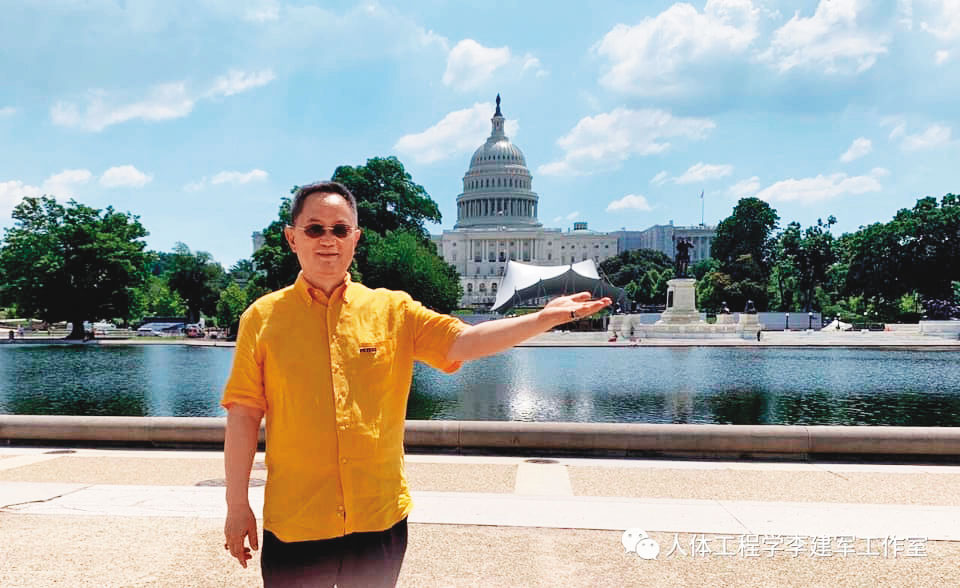 李建軍因為無法順利在台灣工作，以連線方式在美國白宮談風水。（翻攝人體工程學李建軍教授臉書）