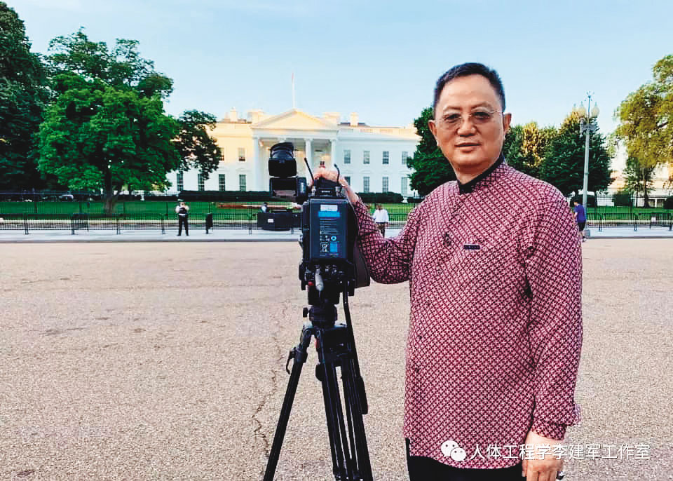 李建軍自稱「人體工程學教授」，在美國白宮前指白宮奠基石沒做好，導致美國有戰爭。（翻攝人體工程學李建軍教授臉書）