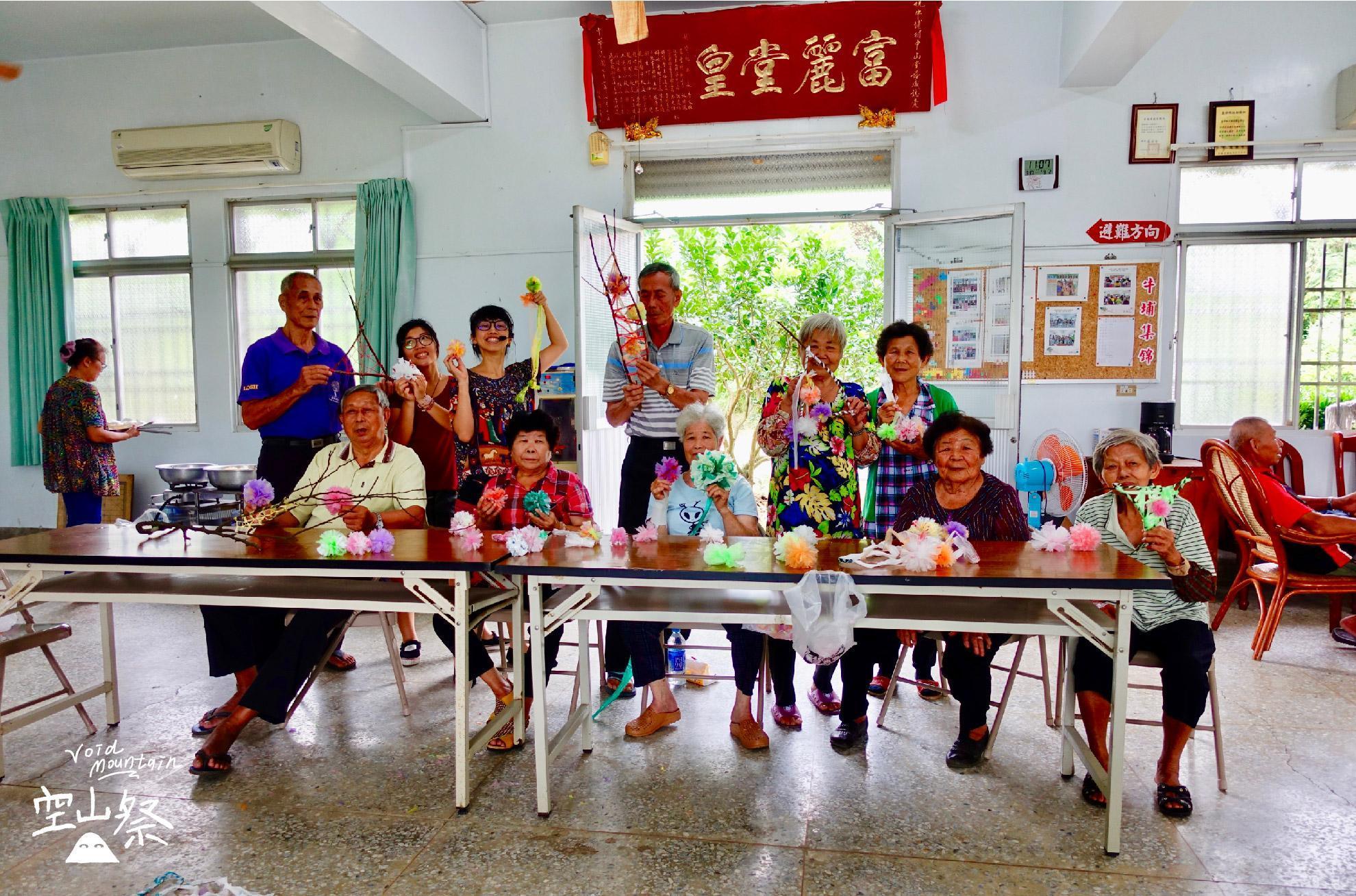 藝術家與龍崎區民眾一起共同創作。 （台南觀旅局提供）