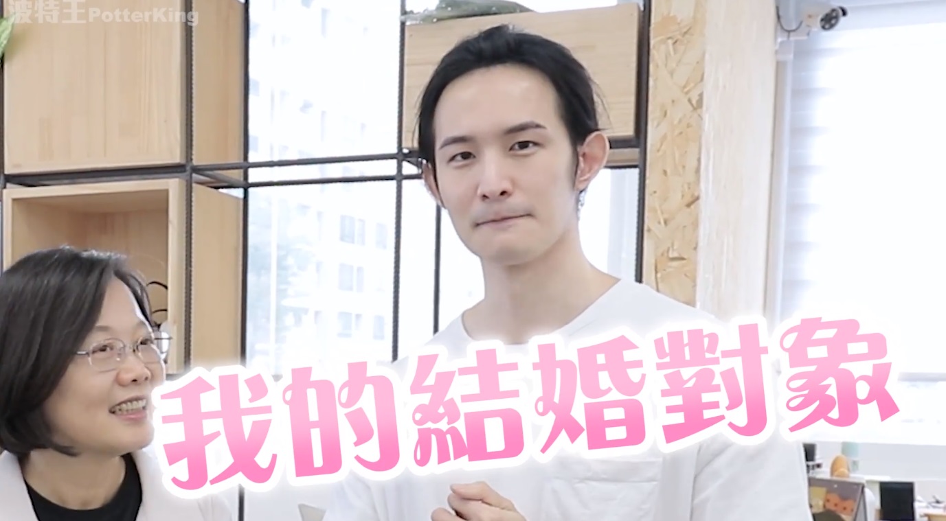 「波特王」因為與總統蔡英文合作拍影片導致中國廠商解約，他不滿某些在商言商的言論，直言「你們的在商言商，只是想叫我也跪在地上舔而已。」（翻攝自波特王 Potter King臉書）