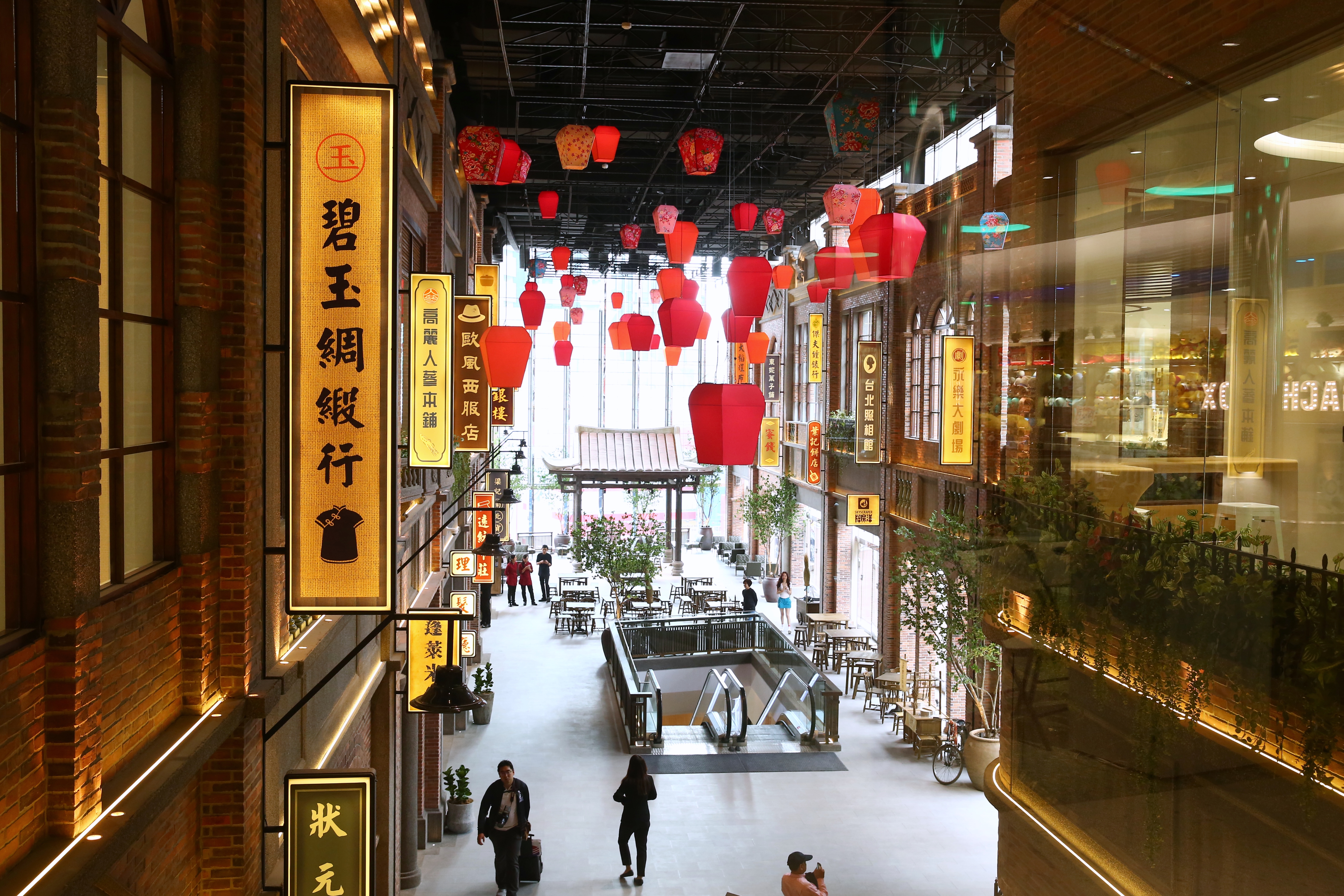 遠百還把台灣老街搬進百貨，讓顧客能感受台灣傳統文化之美。
