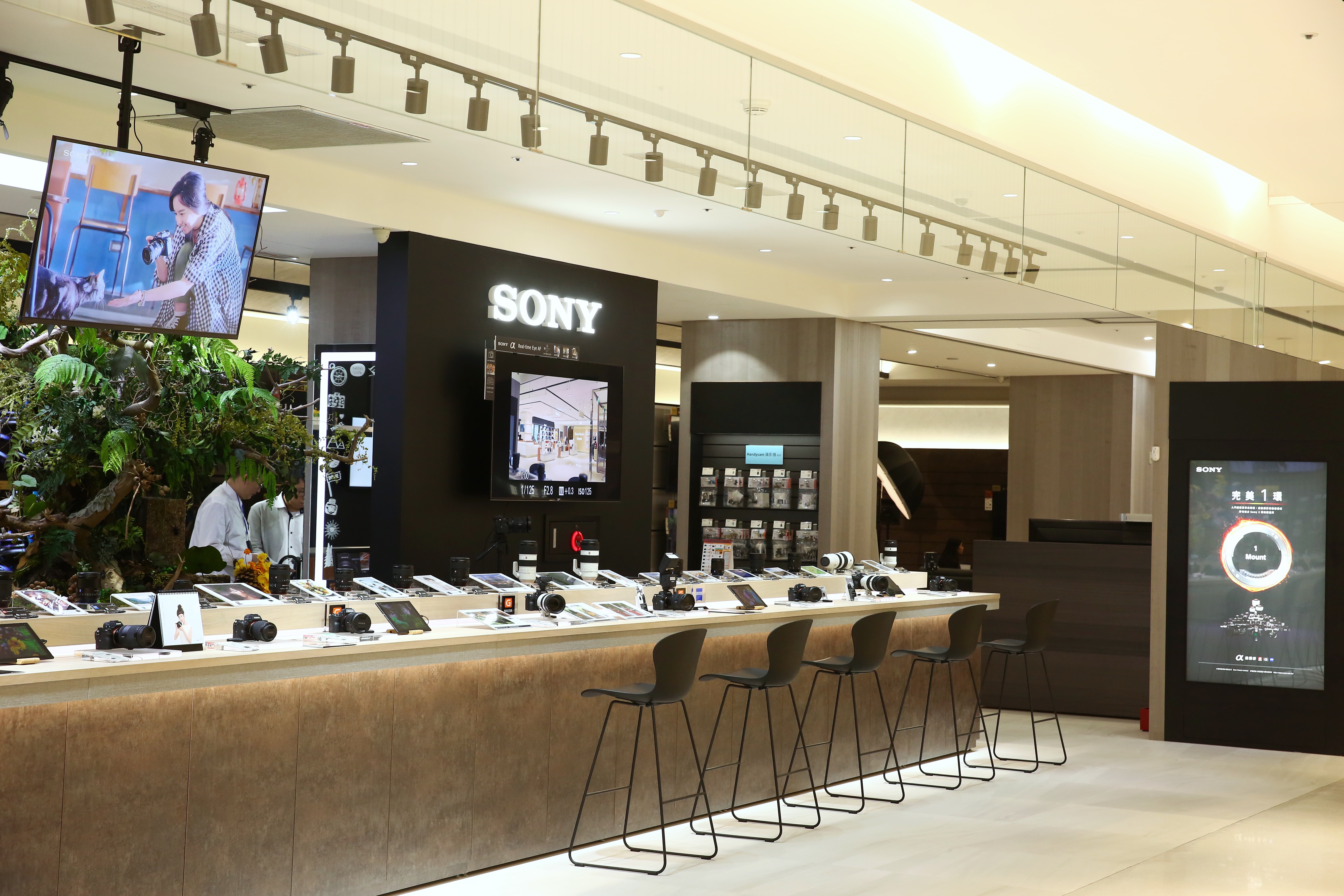 遠百A13有許多話題新品牌，像「樂高授權專賣店LCS」、Sony Store全台最大直營店等。