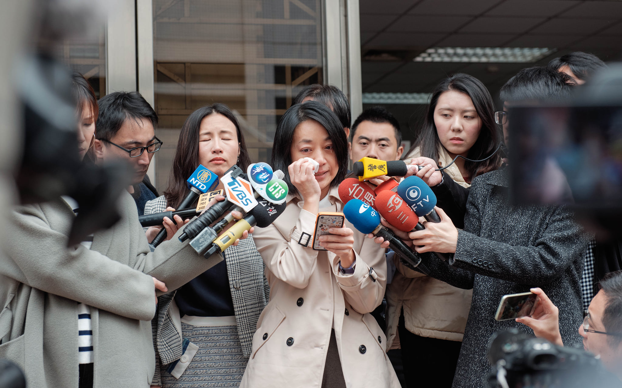 王婉諭步出法院時再度於鏡頭前哽咽淚崩，並請求法院給予凶手王景玉極刑判決，「這是一個不得已的選擇。」（翻攝自王婉諭臉書）