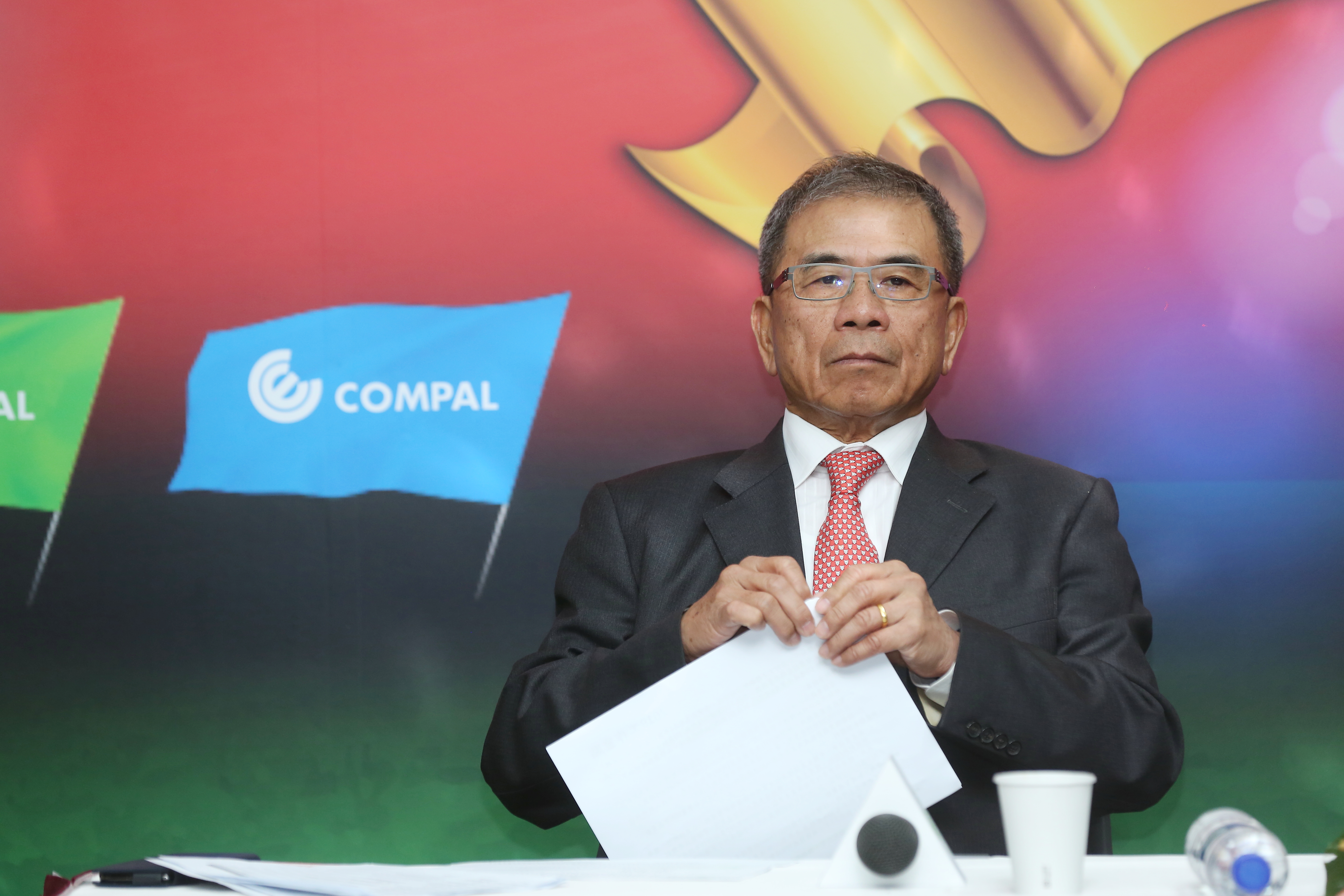 陳瑞聰身兼58家公司董事，鴻海創辦人郭台銘也尊稱他「二哥」。