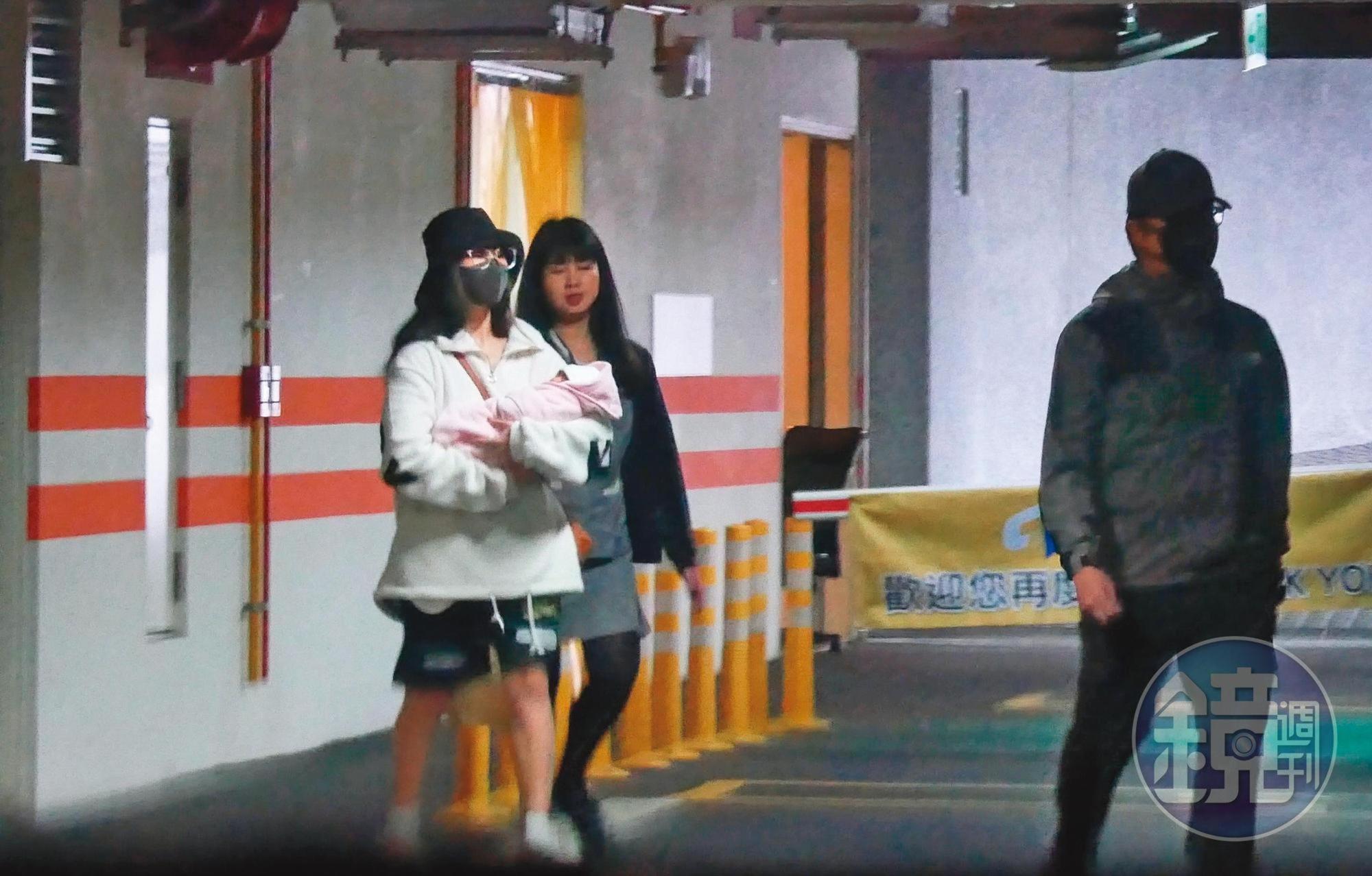 12/21 11：23，男子忙進忙出搬運行李，女子則是手抱「嬰兒」，上了一輛黑車離去，看似正在打包「退院」。
