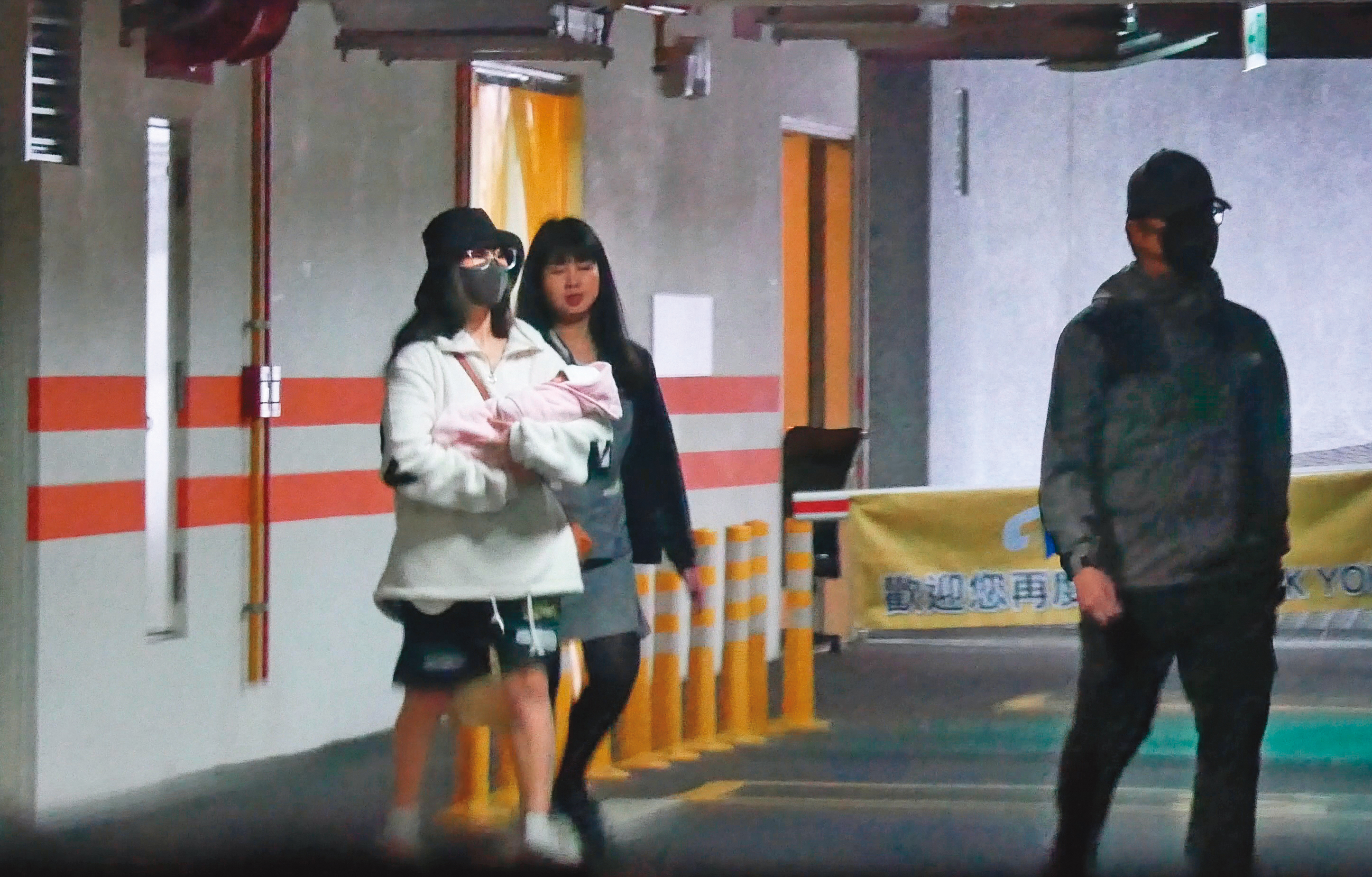 12/21 11：23，男子忙進忙出搬運行李，女子則是手抱「嬰兒」，上了一輛黑車離去，看似正在打包「退院」。