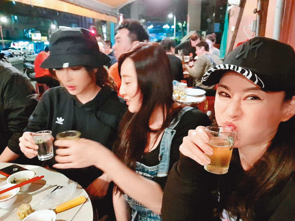 除了貝姬之外，22日雪碧友人還幫貼照片、臉書打卡吃薑母鴨，結果雪碧疑似根本就沒在那裡。